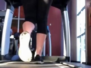 pawg in witness thru yogas on treadmill!!